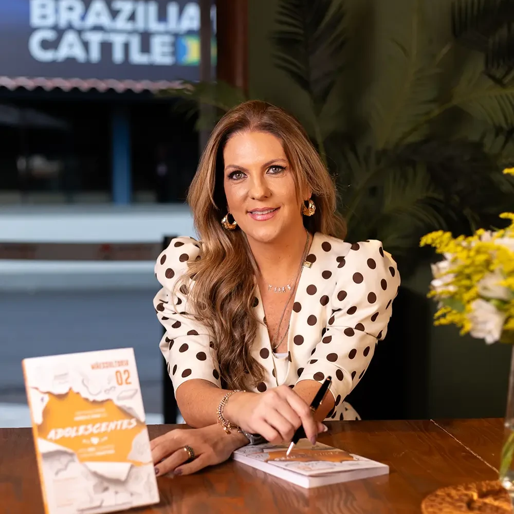 Bel Martins com o livro Mãessultoria 2